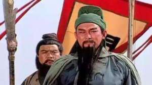 在关羽水淹七军后，曹操为什么会提出了迁都的主张？