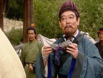王粲为何投靠曹操后才得到重用？他有什么奇怪的癖好？