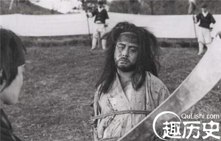 古代刽子手砍头之前为什么要先往刀上喷酒？