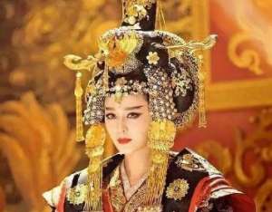 武则天是几岁进宫为妃的？她又是几岁登基几岁退位的？
