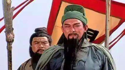在关羽水淹七军后，曹操为什么会提出了迁都的主张？