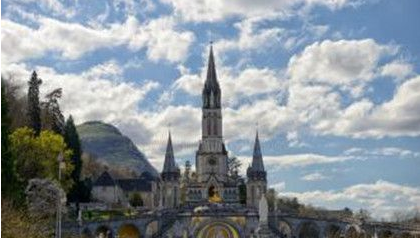 为什么要前往法国卢尔德朝圣？法国卢尔德泉水有什么神秘传说？